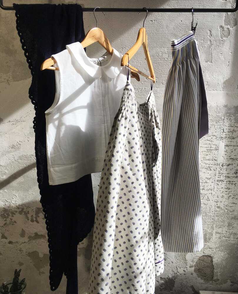 Schalkragen Dirndl mit Schürze, grün mit Blumen und maurisches Muster 