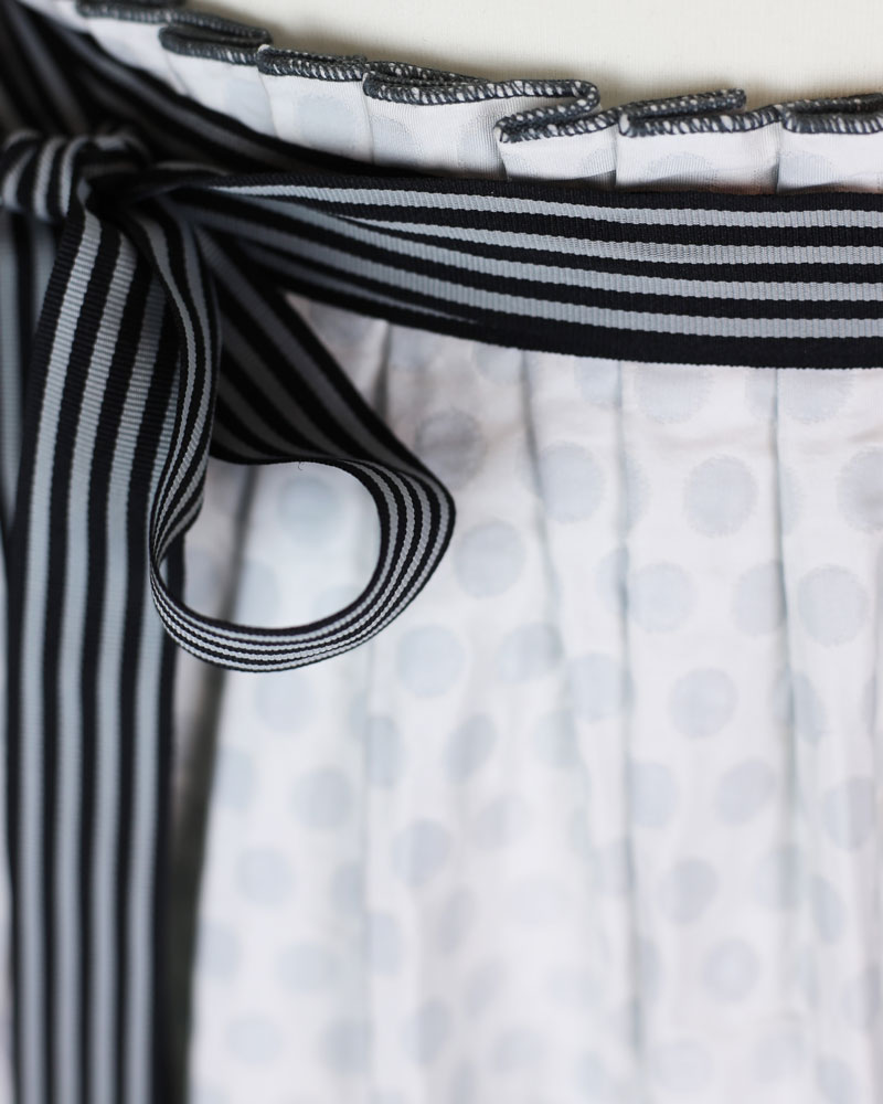 Wendeschürze aus Seide mit Bändern, Punkte, weiss-grau_01