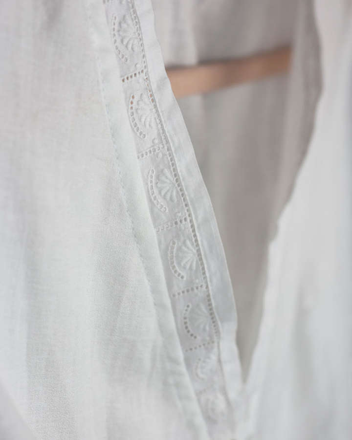 Bluse, Dirndlbluse / Baumwolle mit Vintageborte, weiß_01