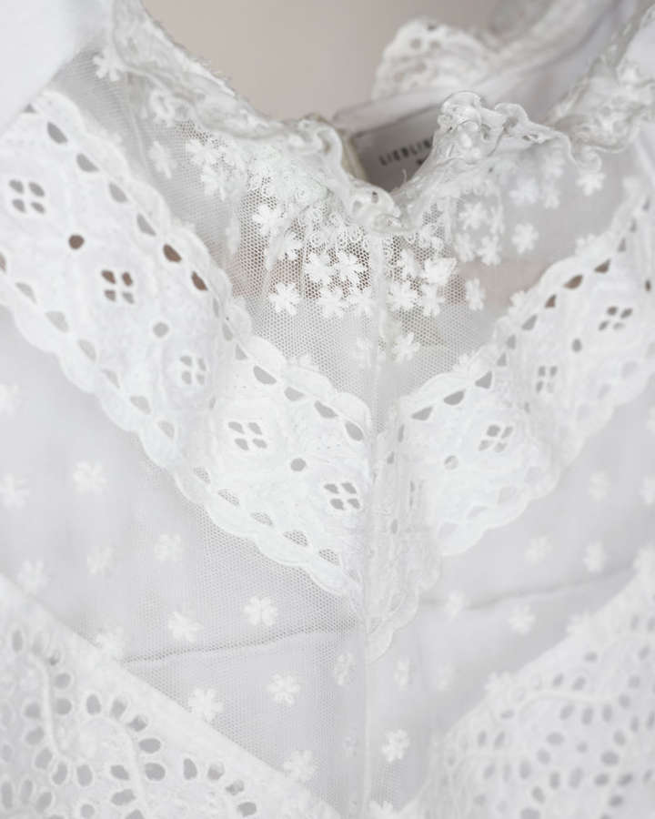 Bluse, Dirndlbluse Vintage-Spitze/Baumwolle mit Rüschen, hochgeschlossen, weiß_02