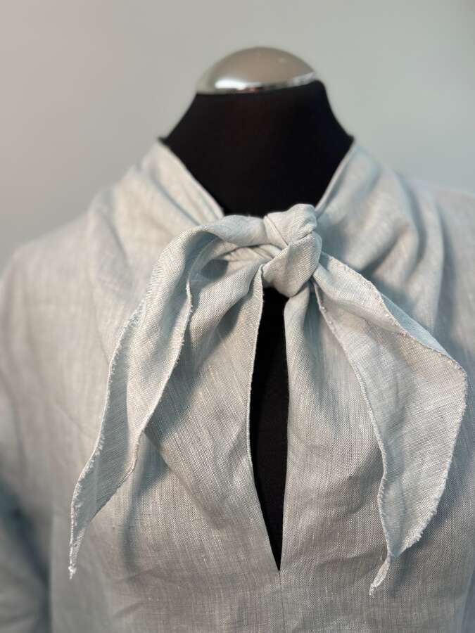 Bluse mit Schluppe in himmelblau_02