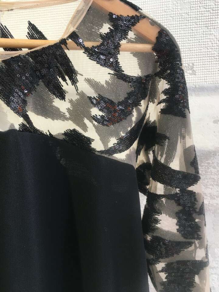 Blusenshirt in Pailletten/ Jersey in schwarz_01