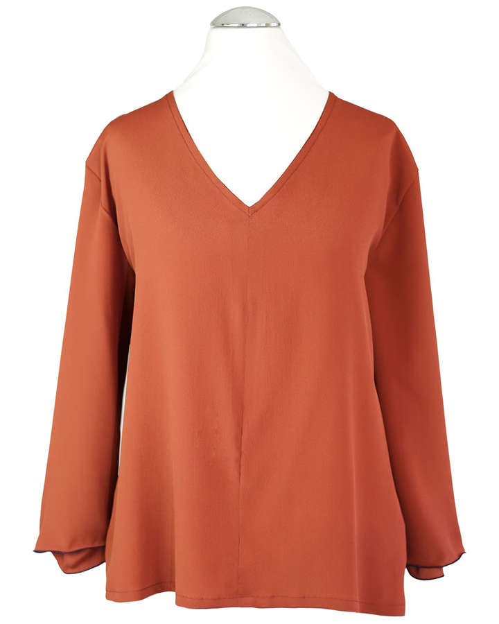 Blusenshirt aus Seidenmischung, V-Ausschnitt, rote Erde