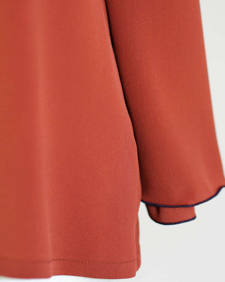 Blusenshirt aus Seidenmischung, V-Ausschnitt, rote Erde_02