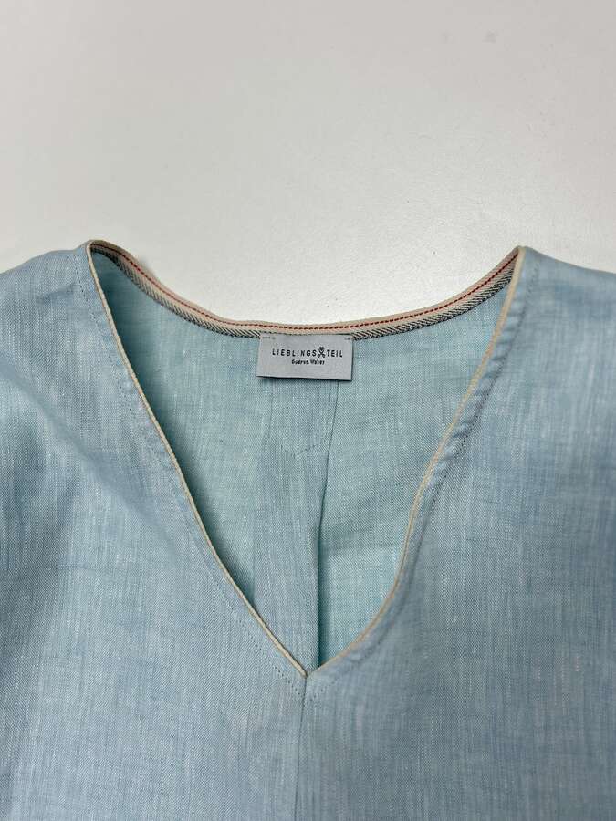 Blusenshirt V-Auschnitt in himmelblau_01