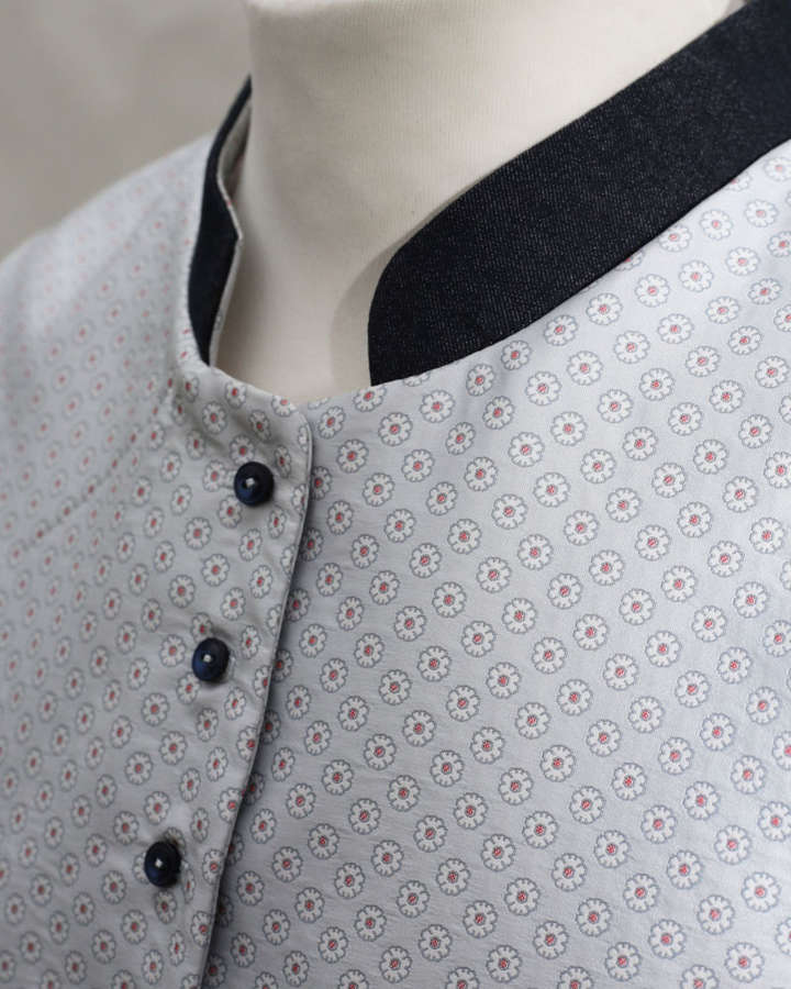 Dirndl oder Mieder aus Seide, hochgeschlossen_03