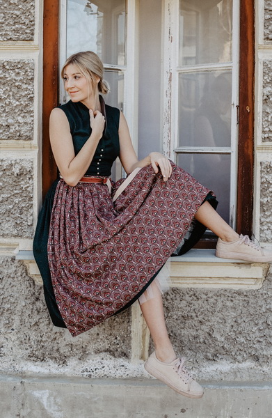Schalkragen Dirndl mit Schürze, grün mit Blumen und maurisches Muster_01