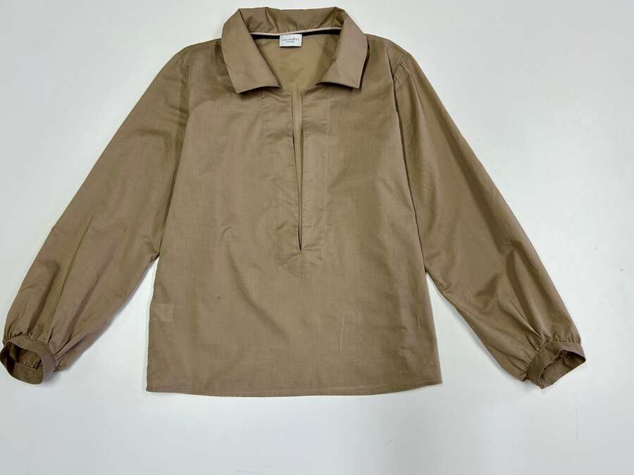 Hemdkragen-Bluse mit tiefem Ausschnitt_02