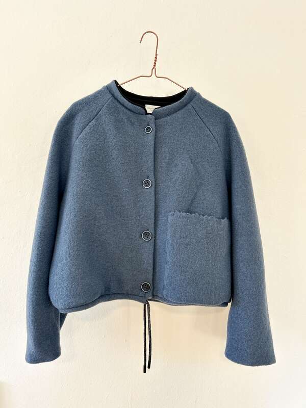 Kastige , jeansblaue Jacke in Wollwalk