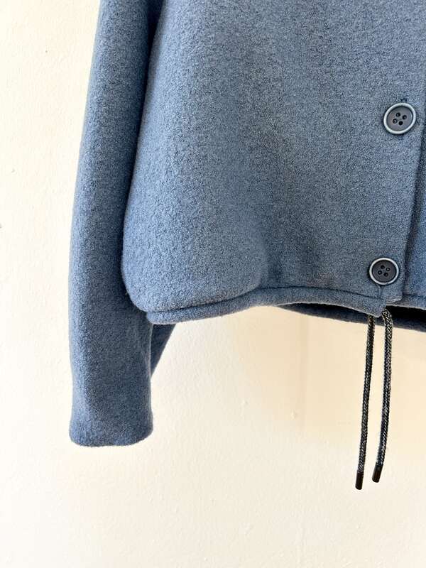 Kastige , jeansblaue Jacke in Wollwalk_01