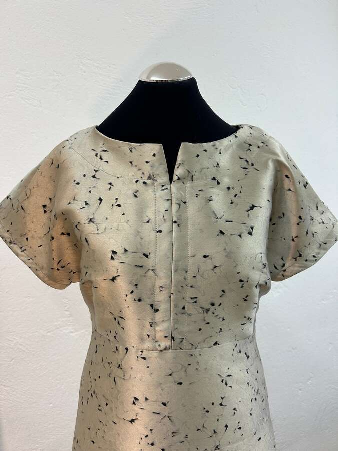 Kleid Jaquard goldbraun_02