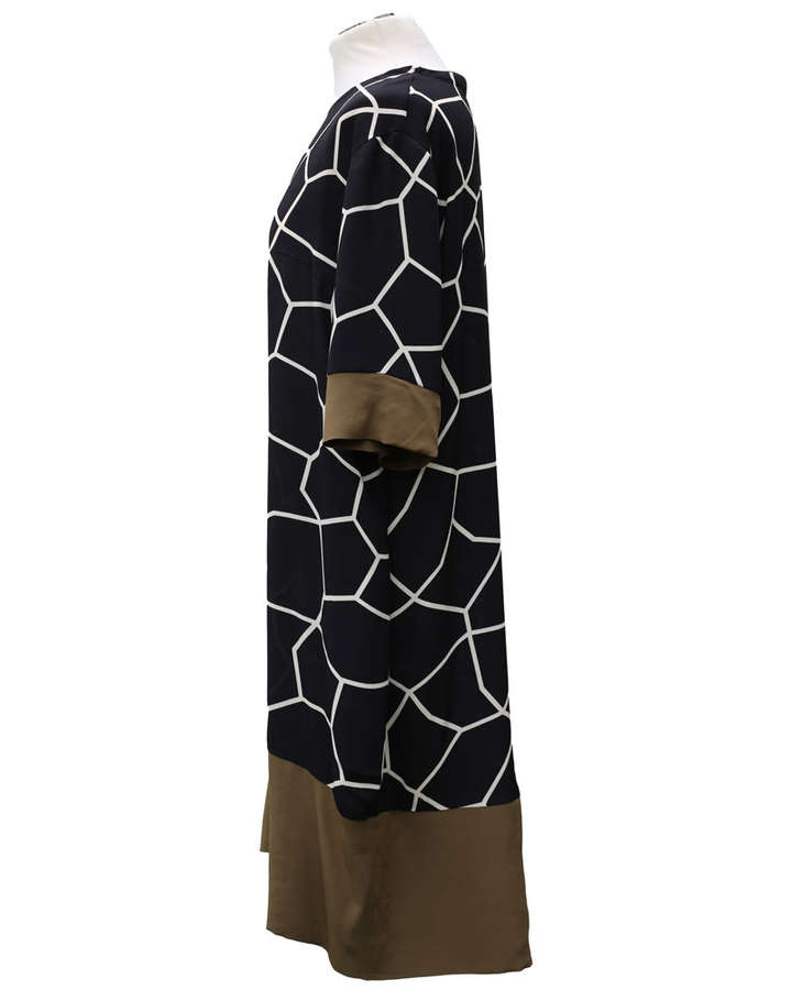 Kleid mit Giraffenmuster und khakifarbener Blende_02