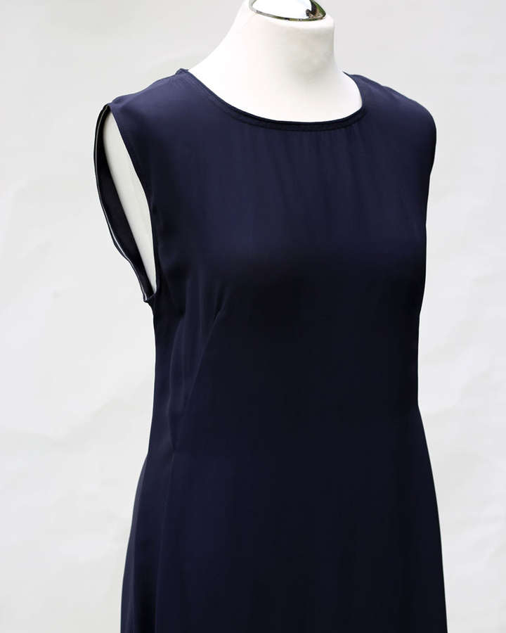 Seidenkleid ärmellos in navy_01