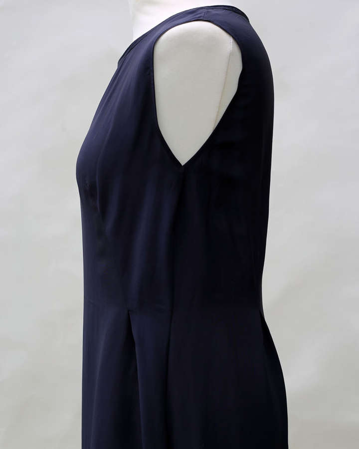 Seidenkleid ärmellos in navy_02