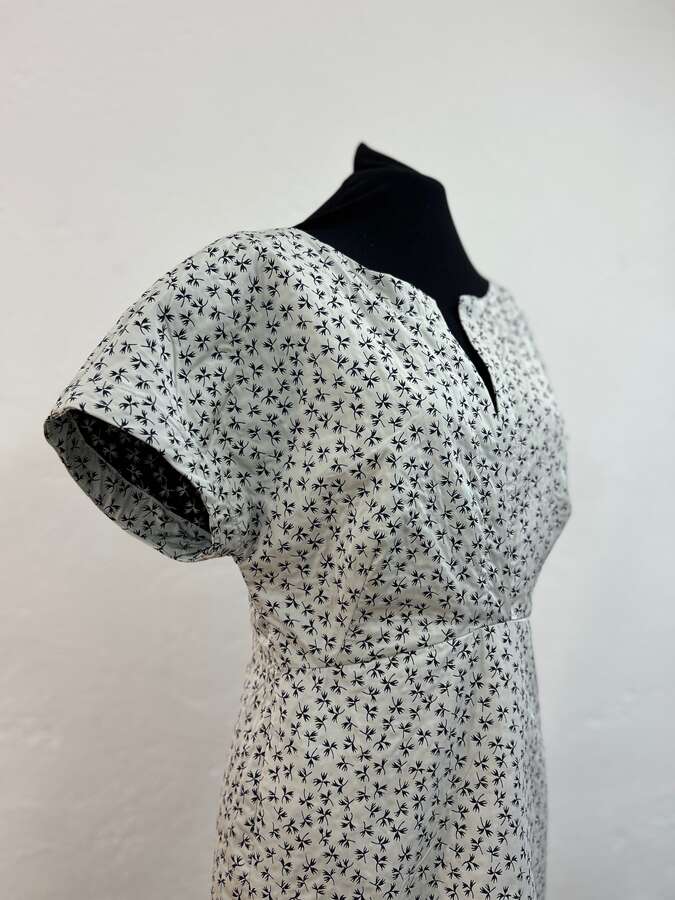 Kleid aus Seide Jaquard Blumen, weiss /blau_01