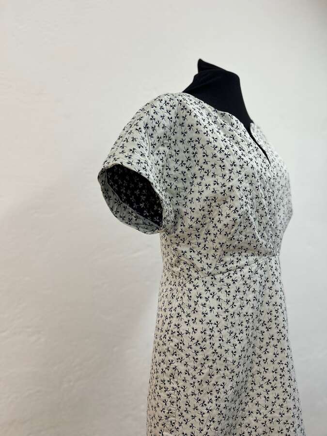 Kleid aus Seide Jaquard Blumen, weiss /blau_03