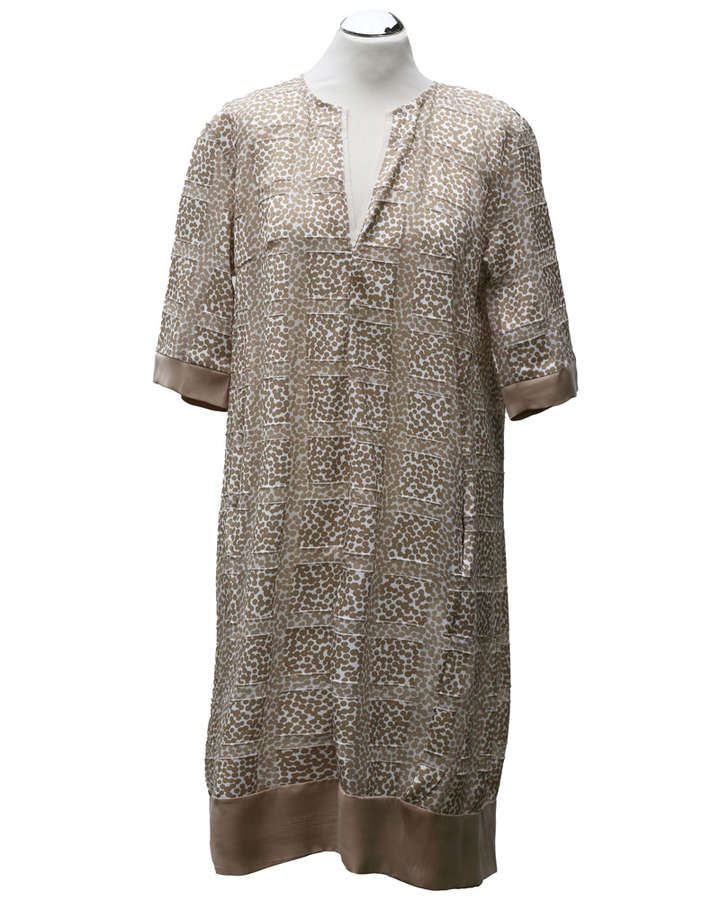 Kleid mit V Ausschnitt und Falten im Rückteil