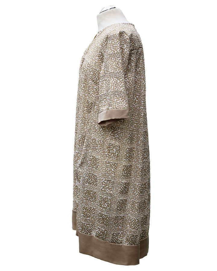 Kleid mit V Ausschnitt und Falten im Rückteil_02