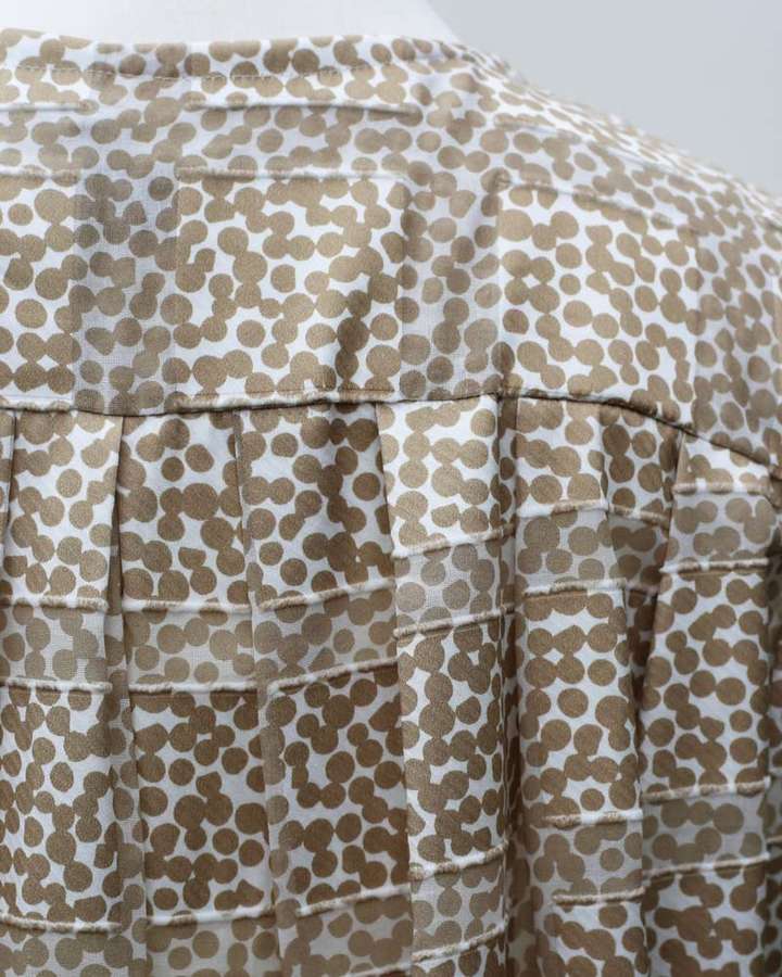 Kleid mit V Ausschnitt und Falten im Rückteil_03