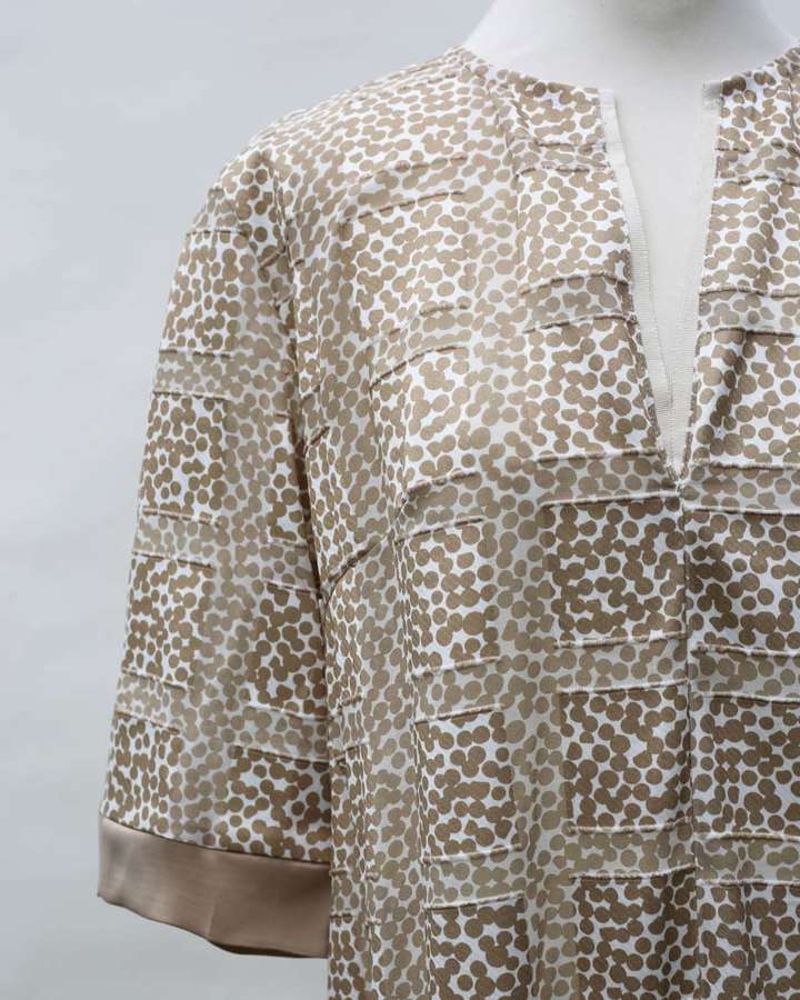 Kleid mit V Ausschnitt und Falten im Rückteil_01