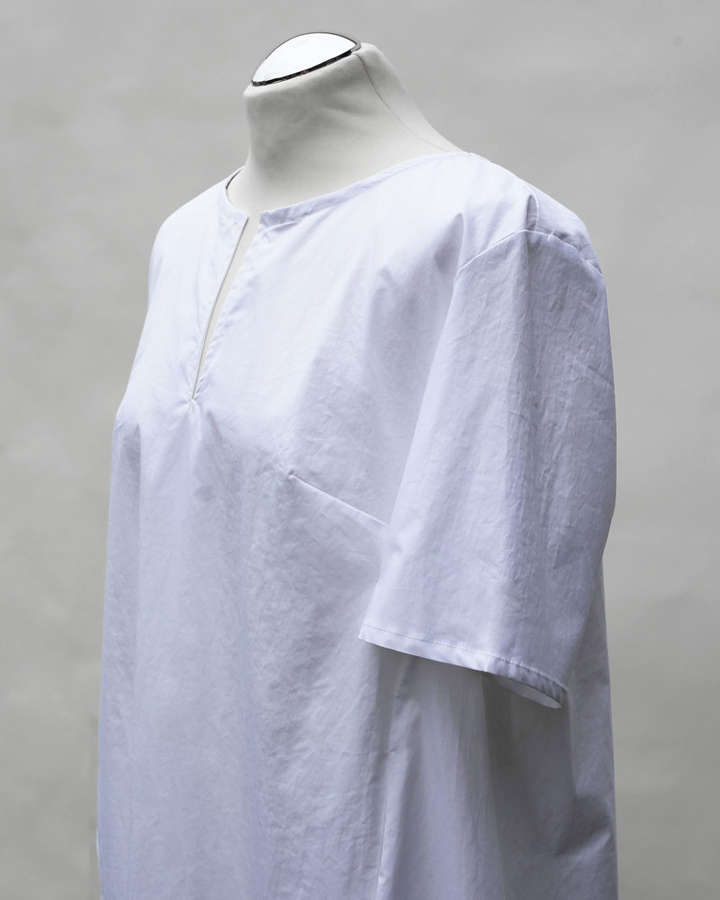 Kleid mit V Ausschnitt und Falten im Rückteil_02