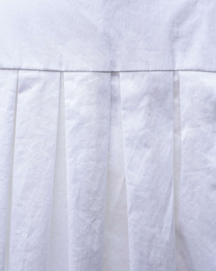 Kleid mit V Ausschnitt und Falten im Rückteil_03