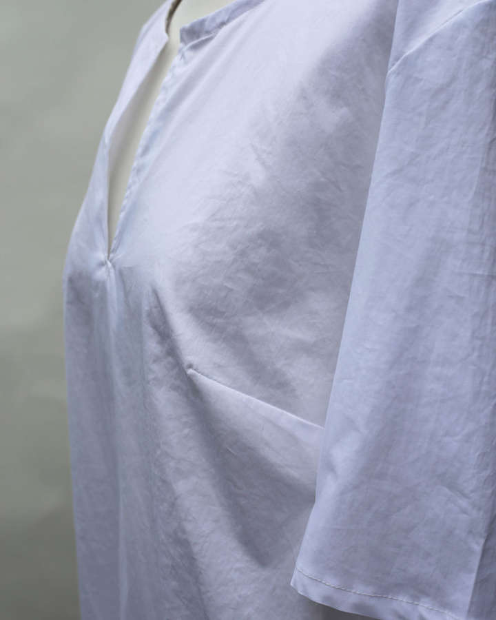 Kleid mit V Ausschnitt und Falten im Rückteil_01