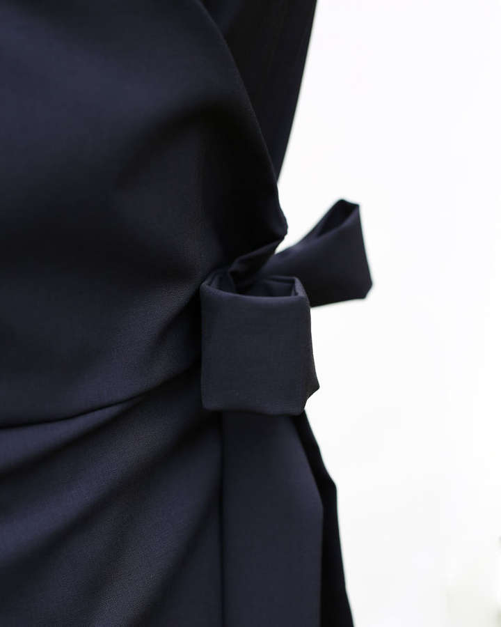 Wickelkleid aus Virginwool in dunkelblau_03