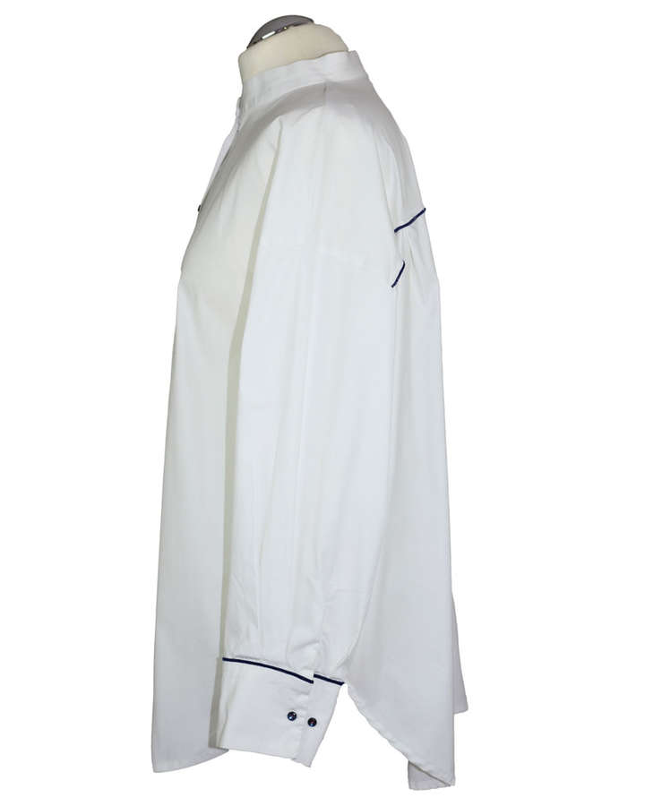 Weiße Baumwollbluse in Oversize Silhouette_01