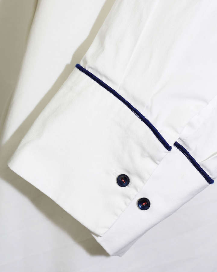 Weiße Baumwollbluse in Oversize Silhouette_02