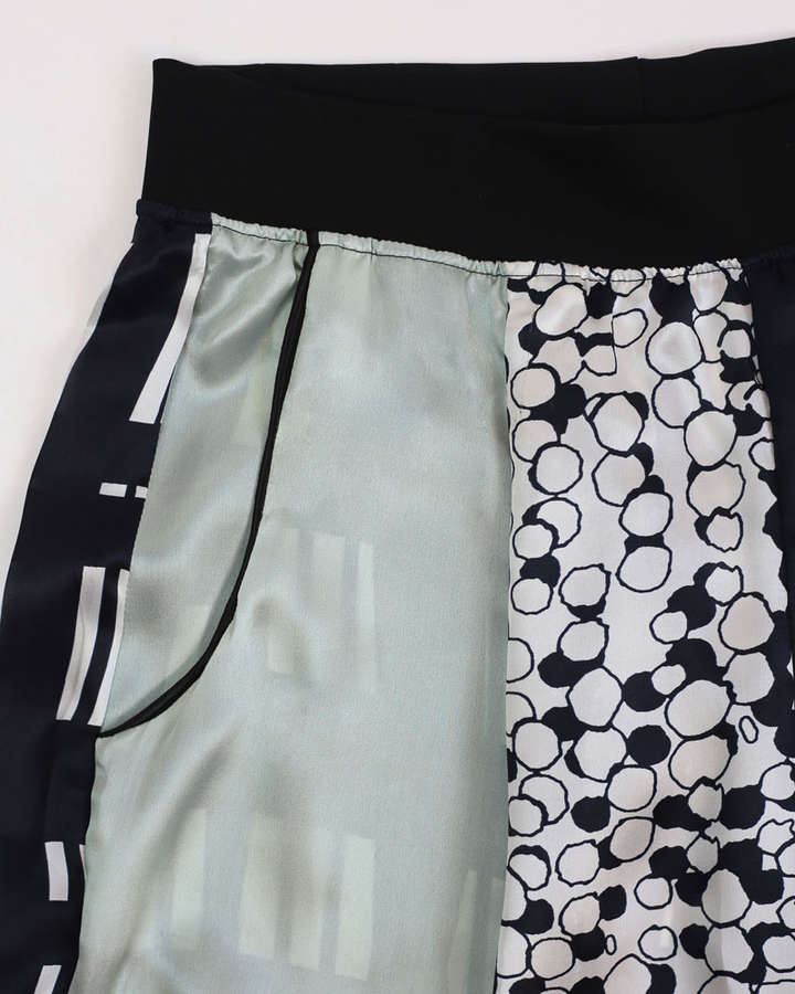 Short aus Seide, grafisch bedruckt mit Taschen und Gummibund_01