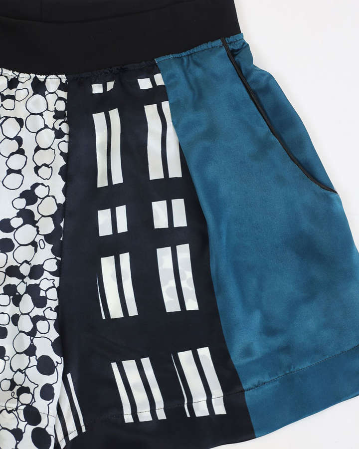 Short aus Seide, grafisch bedruckt mit Taschen und Gummibund_02