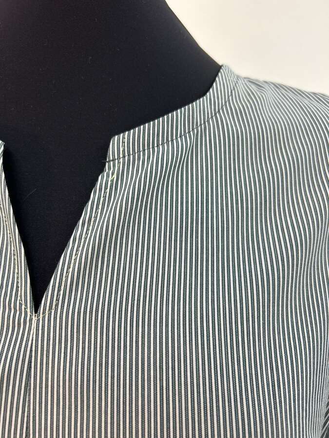 Gestreifte Baumwollbluse mit Bindegürtel grün_02