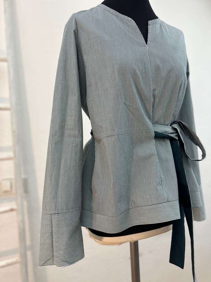 Gestreifte Baumwollbluse mit Bindegürtel grün_01