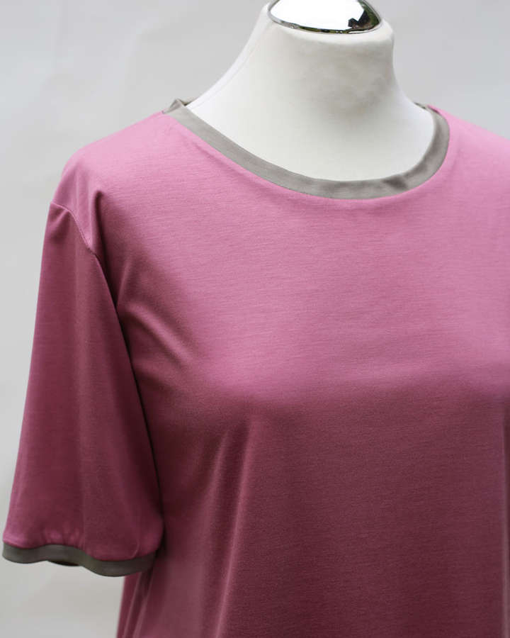 T-Shirt aus Makosatin-Baumwolle in cassis_03