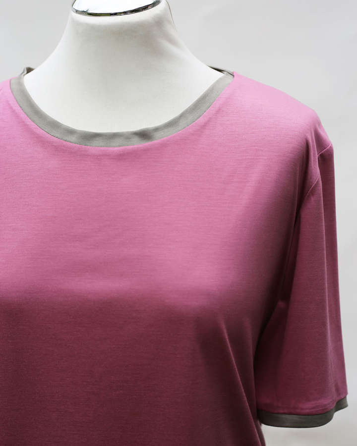 T-Shirt aus Makosatin-Baumwolle in cassis_02