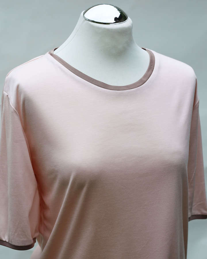T-Shirt aus Makosatin-Baumwolle in rosé_01