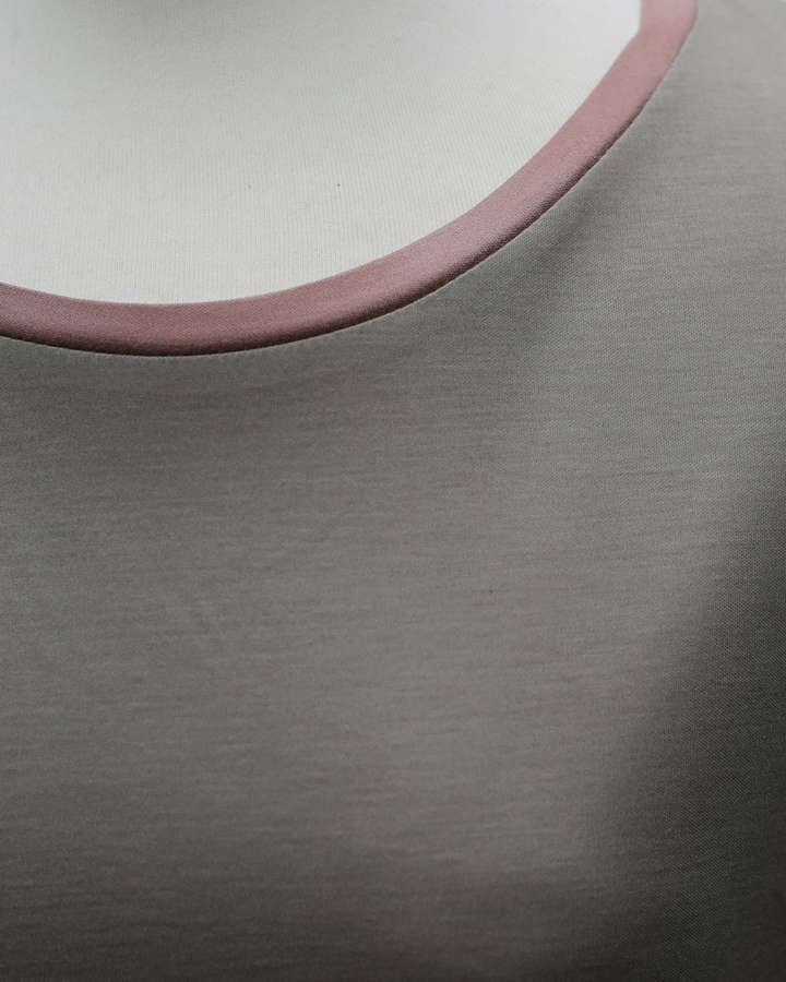 T-Shirt aus Makosatin-Baumwolle in schiefergrün_03