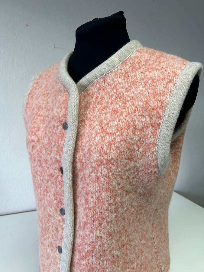 Strickweste apricot mit Knöpfen_03