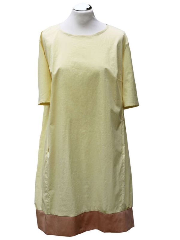 Kleid mit Falten im Rückteil