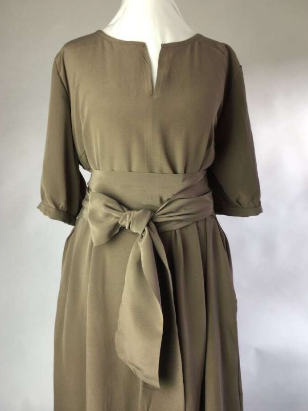 Wickelkleid in nougatfarbener Seide