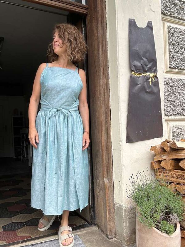 Kleid aus Leinen zum vorne und hinten binden