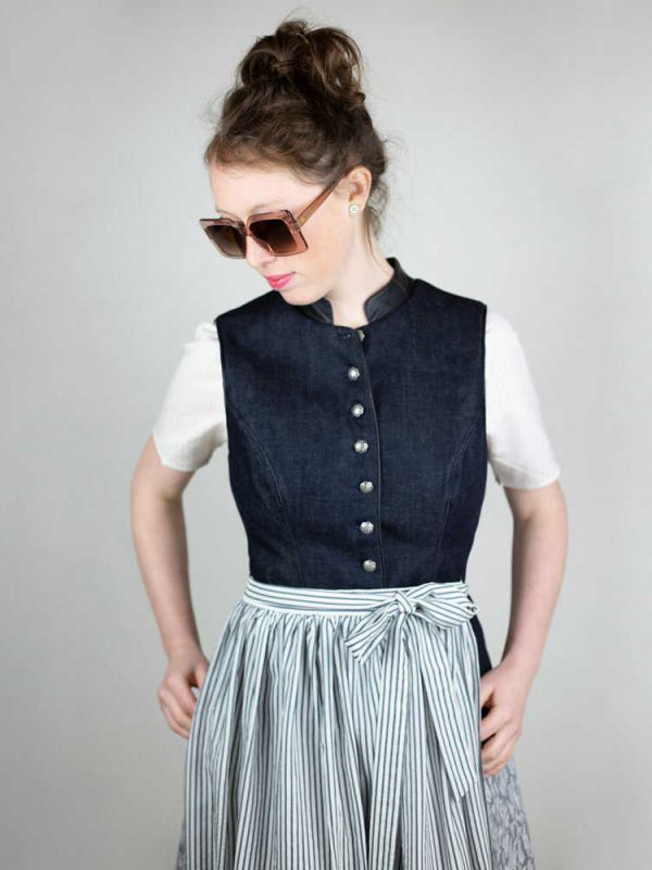 Dirndl Jeans hochgeschlossen