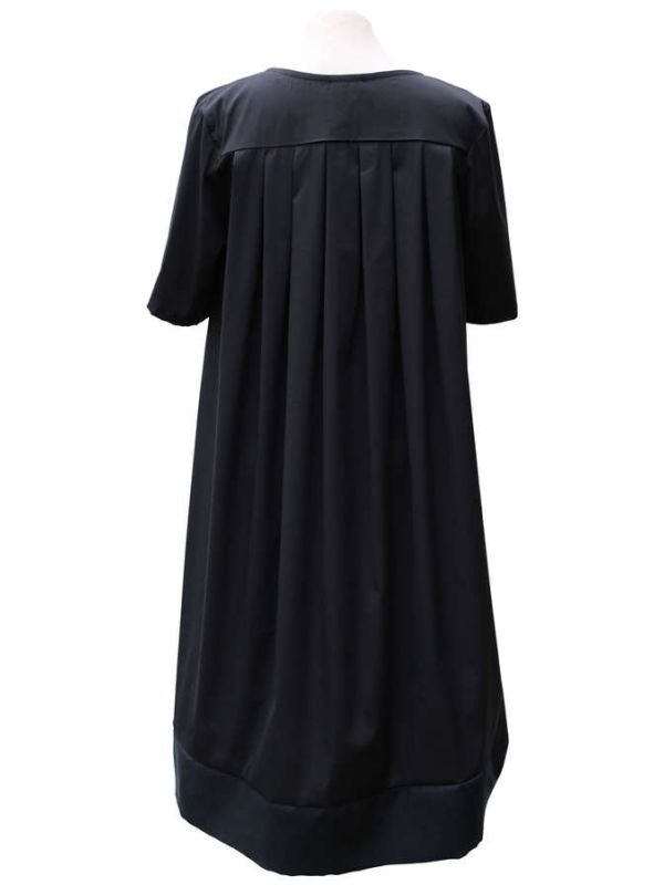 Kleid mit V Ausschnitt und Falten im Rückteil