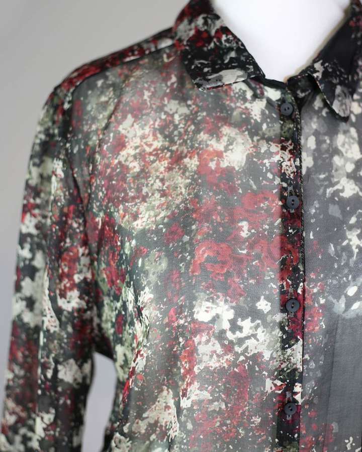 Bluse in transparenter Seide, geknöpft, grau-roter Print_01