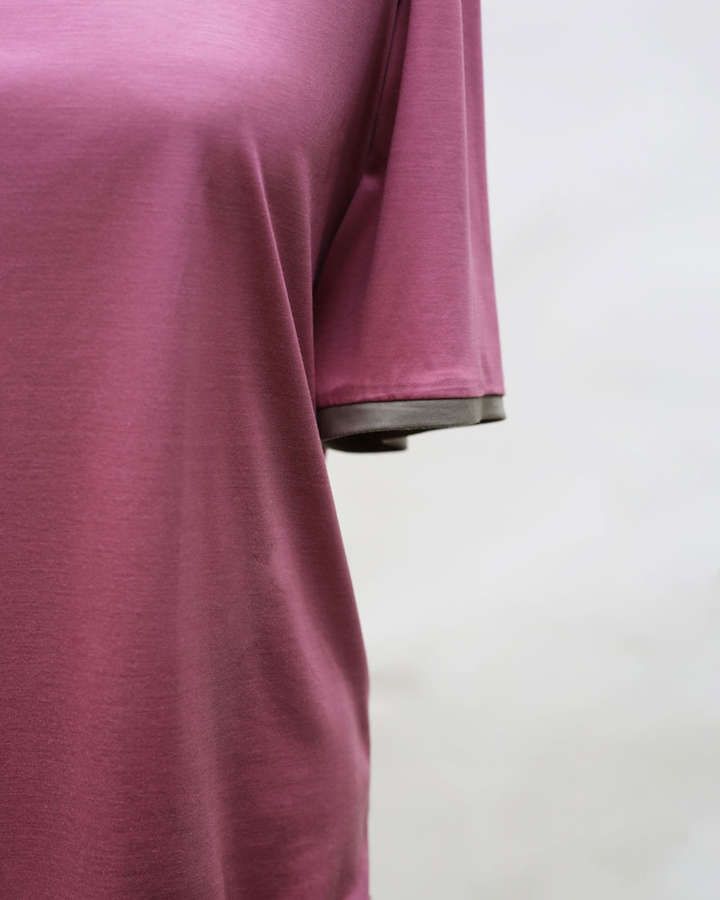 T-Shirt aus Makosatin-Baumwolle in cassis_01