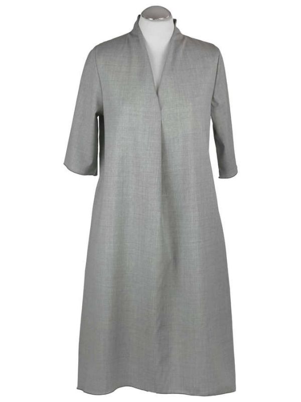 Kleid aus feiner Wolle mit V-Ausschnitt