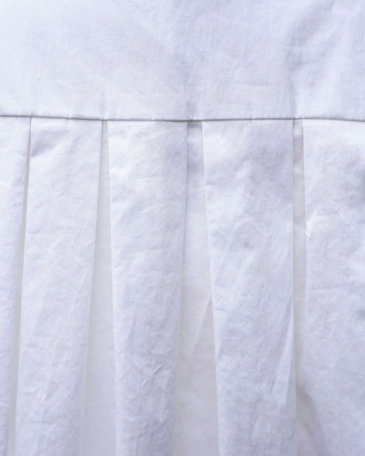Kleid mit V Ausschnitt und Falten im Rückteil_03