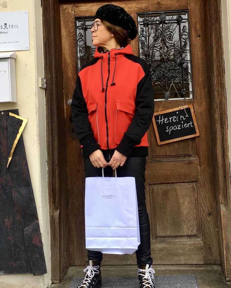 Softshelljacke in rot mit Taschen und Kapuze_01