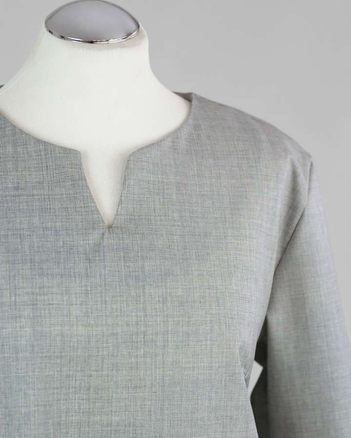 Kleid aus Wolle mit Falten im Rückteil_02